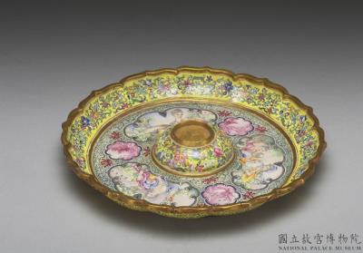 图片[2]-Gold painted enamel saucer with Western figures, Qing dynasty, Qianlong reign (1736-1795)-China Archive